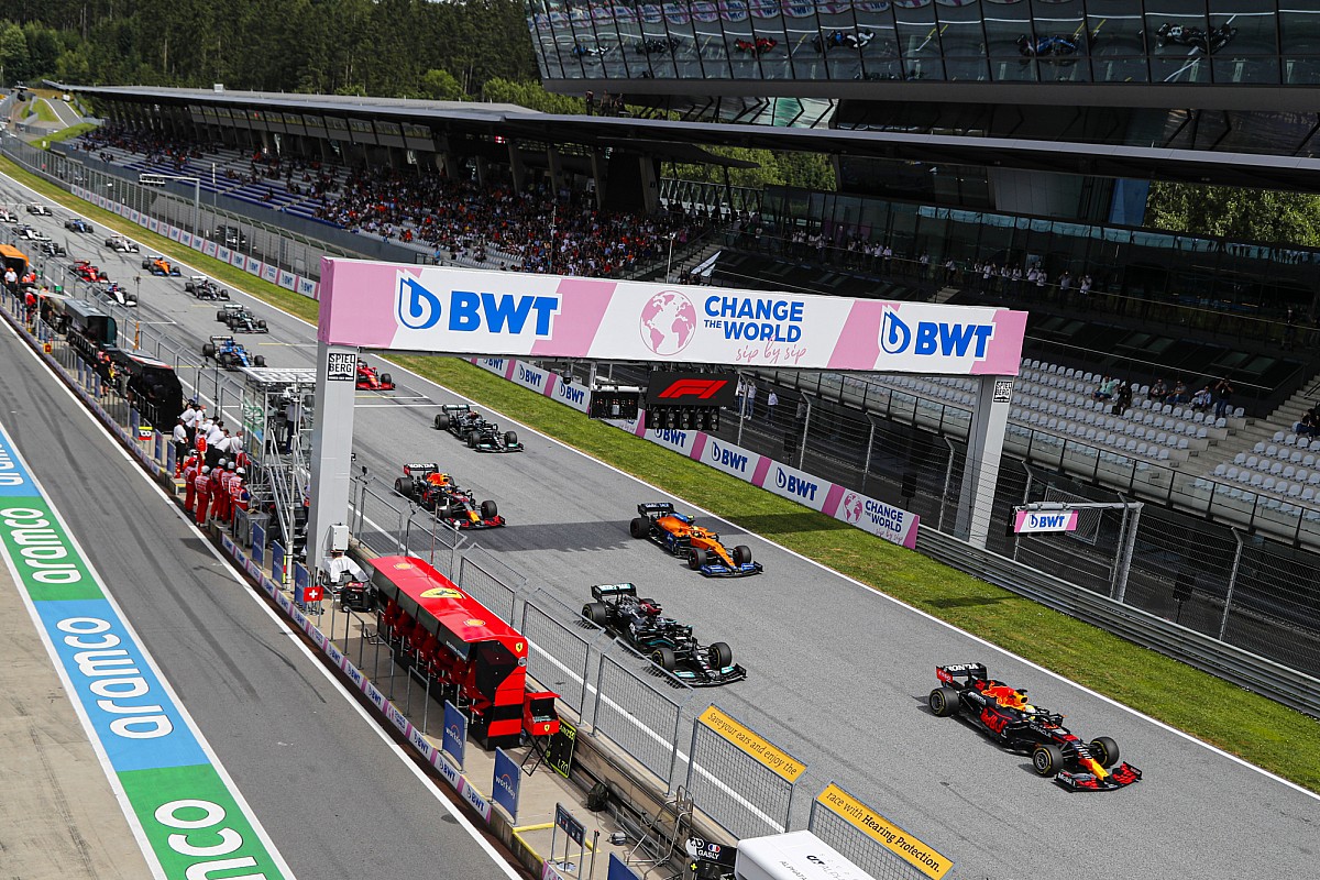 Minder radioverkeer tussen teams en FIA door uitzenden berichten