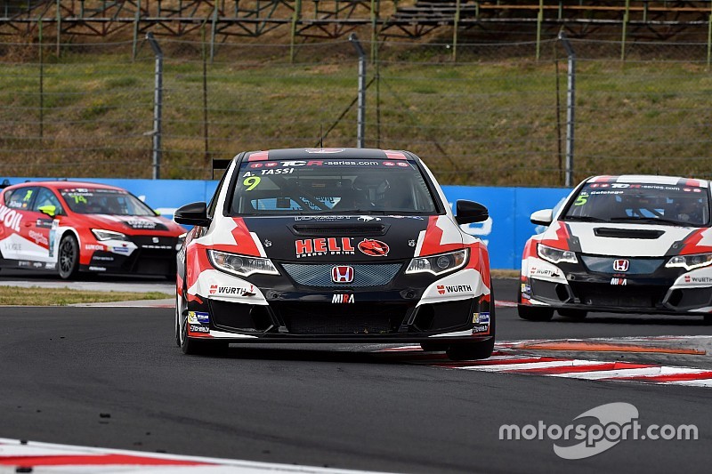 Таши выиграл обе гонки на домашнем этапе TCR