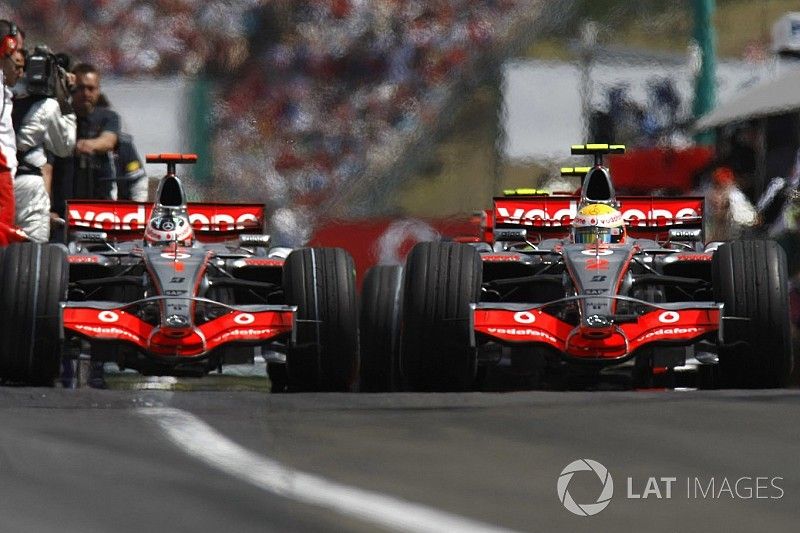 Lewis Hamilton, McLaren MP4-22, devant Fernando Alonso, McLaren MP4-22, à la sortie des stands