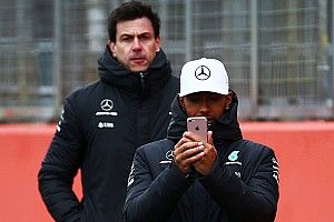 F1-Pilot Lewis Hamilton wünscht sich mehr Freiheiten in den Sozialen Medien