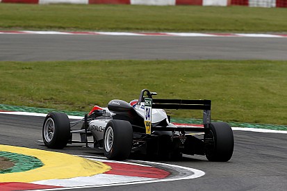 Gara 2: Hughes resiste a Norris e centra il successo al Nurburgring