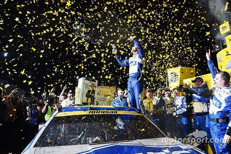 Джонсон стал чемпионом NASCAR, выиграв гонку с последнего места