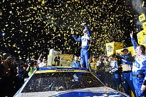 Джонсон стал чемпионом NASCAR, выиграв гонку с последнего места