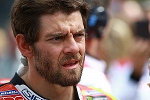 Cedera jari membuat Crutchlow kesulitan saat latihan