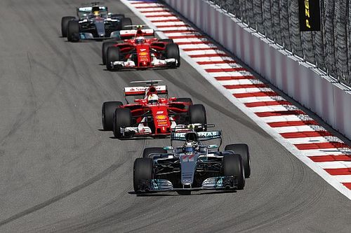 Очень быстрый год: как Mercedes и Ferrari переписывали историю трасс
