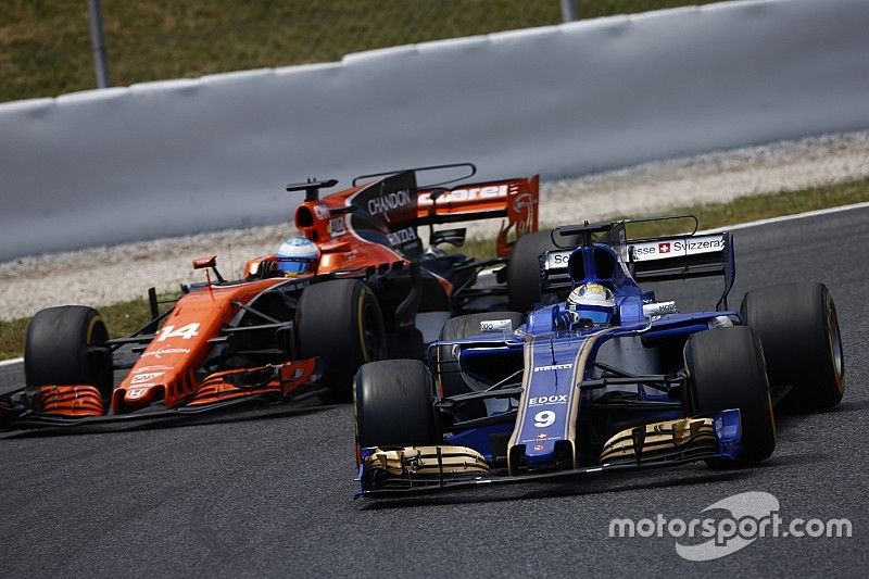 Marcus Ericsson, Sauber C36, Fernando Alonso, McLaren MCL32