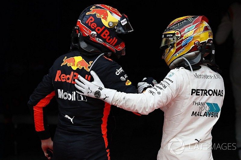 Le deuxième, Lewis Hamilton, Mercedes AMG F1, félicite le vainqueur Max Verstappen, Red Bull Racing, dans le Parc Fermé