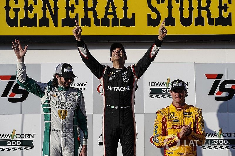 Podium: Racewinnaar Helio Castroneves, Team Penske Chevrolet, tweede plaats J.R. Hildebrand, Ed Carp