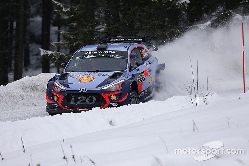 Neuville domineert en slaat dubbelslag met winst in Zweden