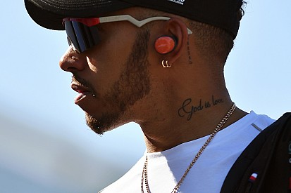 Hamilton: Mercedes'in hiper yumuşak lastik kararı ideal değil
