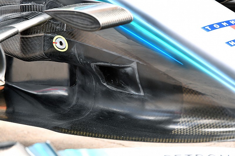 Extra lyukakat vájtak a Mercedes W09 orrába Montrealban
