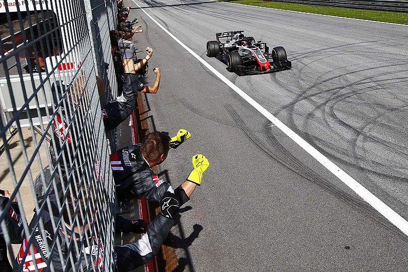 Romain Grosjean, Haas F1 Team VF-18, met zijn team bij de finish