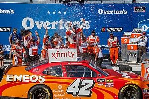 Larson gana en Chicagoland; Suárez se mete al Top 3