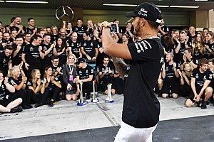 Hamilton: "2018 no será mi último año con Mercedes, renovaré"