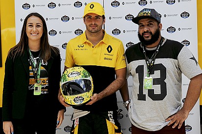 Carlos Sainz dona a la Fundación Senna un casco con diseño especial