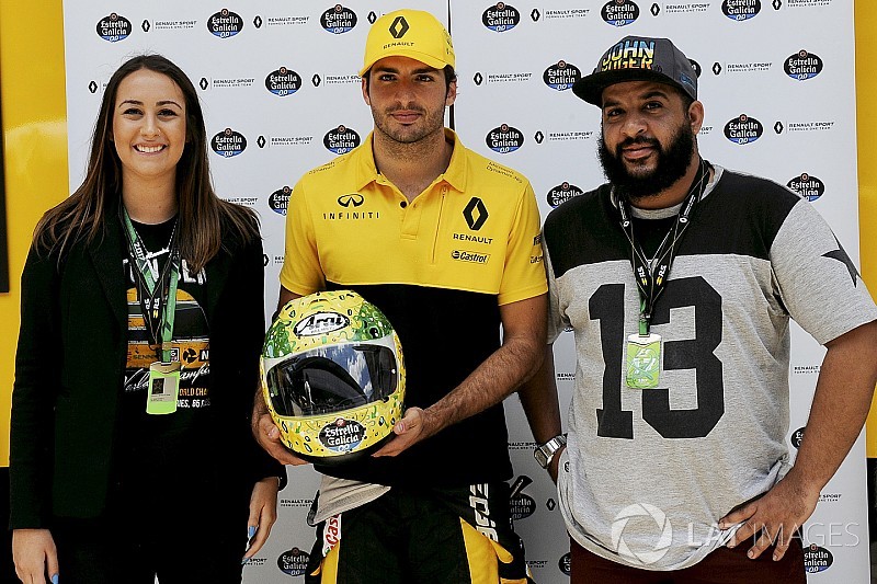 Carlos Sainz dona a la Fundación Senna un casco con diseño especial