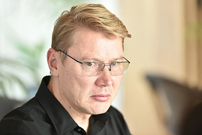 Häkkinen rollerrel száguldozik