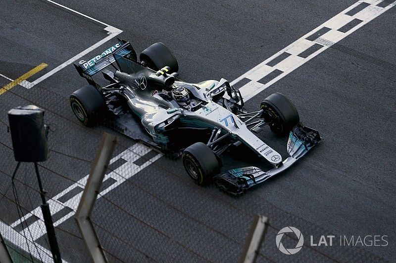 Valtteri Bottas, Mercedes-Benz F1 W08 passe sous le drapeau à damier en deuxième place