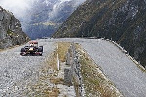 Buemi pilota carro da F1 em estrada dos Alpes Suíços