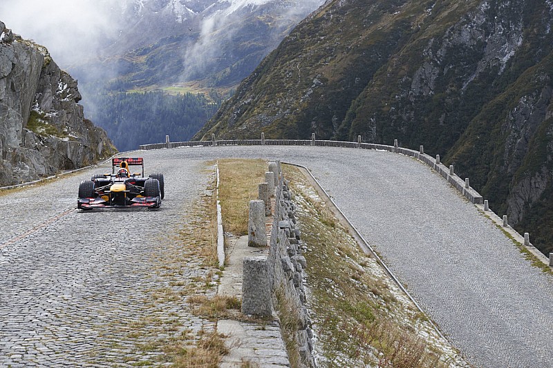 Buemi pilota carro da F1 em estrada dos Alpes Suíços