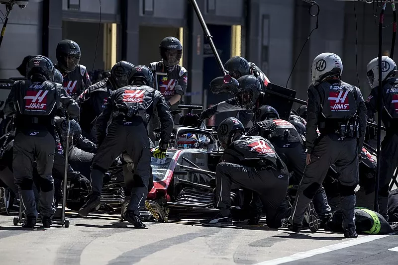 Romain Grosjean, Haas F1 Team VF-18, pitstop
