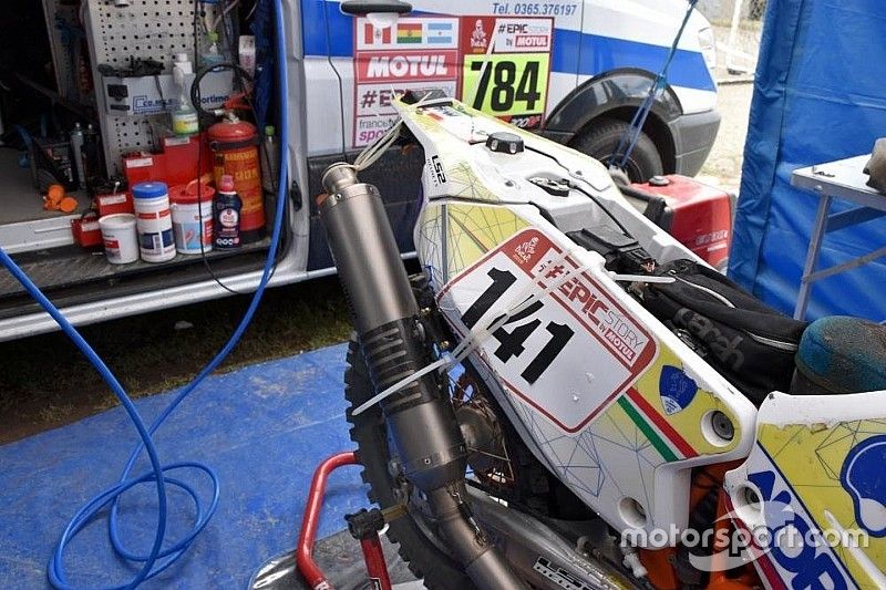 Dakar: Metelli a La Paz con la sua KTM tenuta insieme dalle fascette!