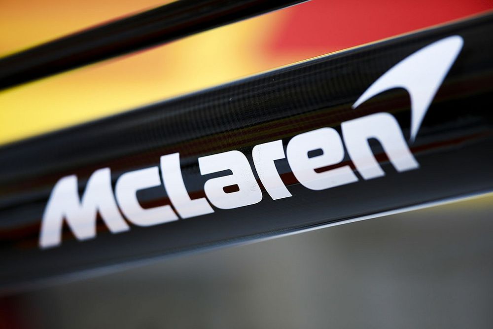 Logotipo de McLaren en el equipo de boxes del equipo