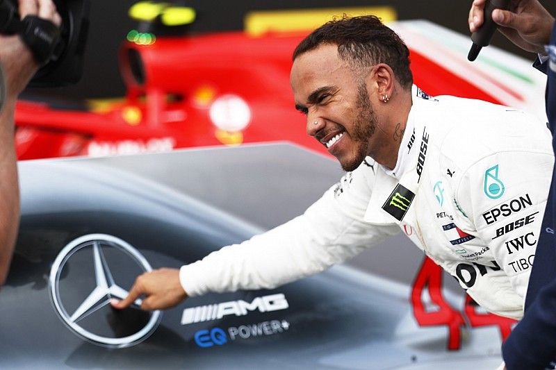 Lewis Hamilton, Mercedes AMG F1 W09, festeggia con la sua monoposto dopo aver vinto la gara