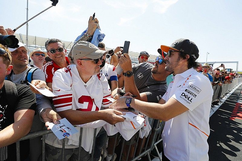 Fernando Alonso, McLaren, firmando autógrafos