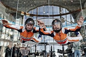 Vídeo y fotos: Márquez y Pedrosa vuelan sin moto