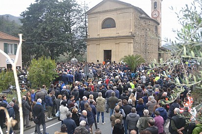 2.000 persone e 100 moto accese per l'ultimo saluto a Fausto Vignola