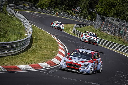 Fotó: bal hátsó kerék nélkül Michelisz autója