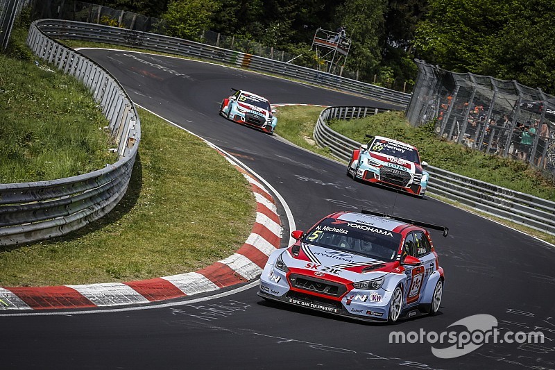 Fotó: bal hátsó kerék nélkül Michelisz autója