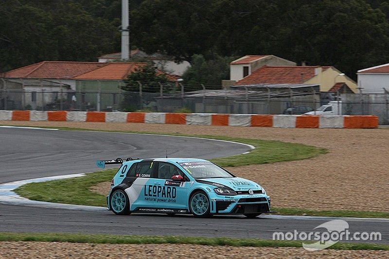 Estoril, Libere 1: Comini vola sull'umido con la Golf