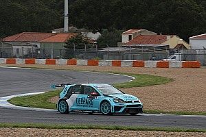 Estoril, Libere 1: Comini vola sull'umido con la Golf