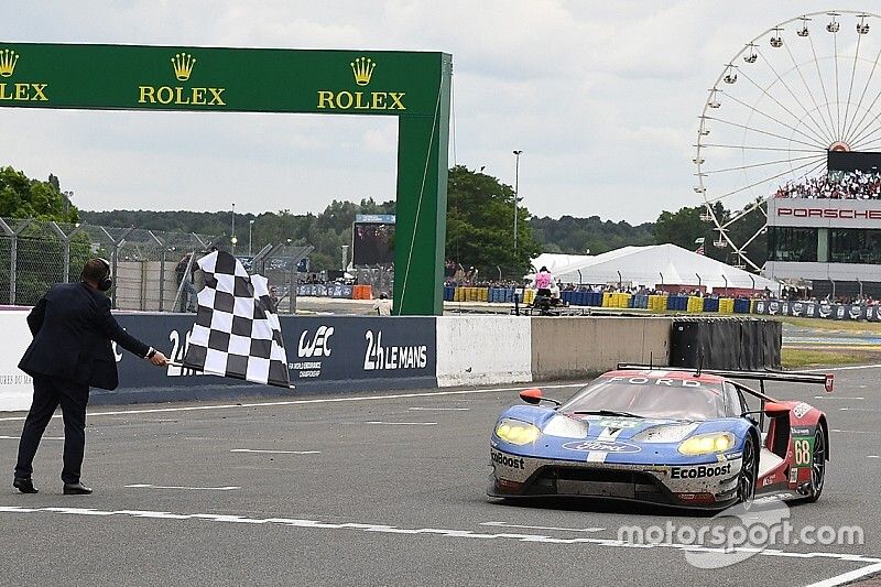 Checkered flag for #68 Ford Chip Ganassi Racing Ford GT: Joey Hand, Dirk Müller, Sébastien Bourdais