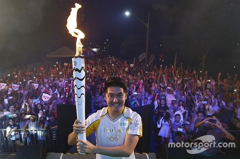 Rafael Suzuki participa de cerimônia da Tocha Olímpica