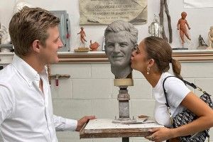 Indy-500-Sieger Marcus Ericsson steht Modell für die Borg-Warner-Trophy