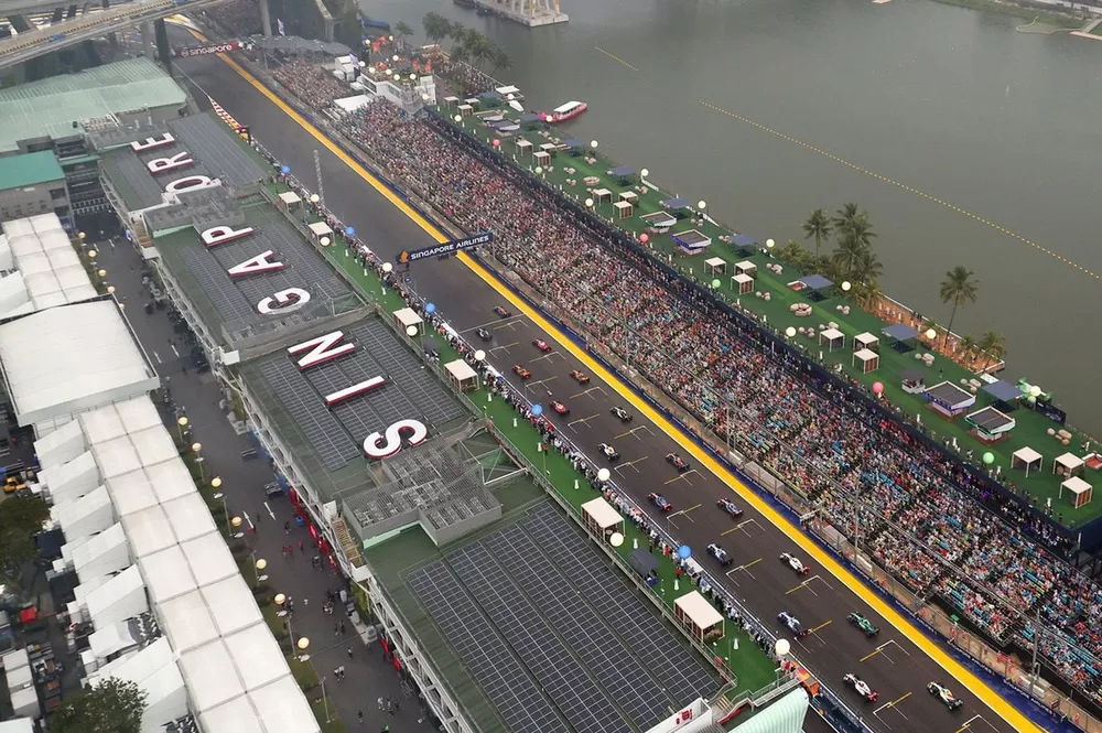 Max Verstappen, Red Bull Racing, George Russell, Mercedes
