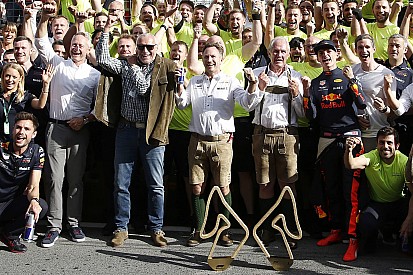 A Red Bull nagy öröme Verstappen győzelmekor: galéria