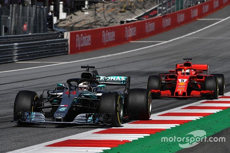 Lewis Hamilton, Mercedes-AMG F1 W09 voor Sebastian Vettel, Ferrari SF71H