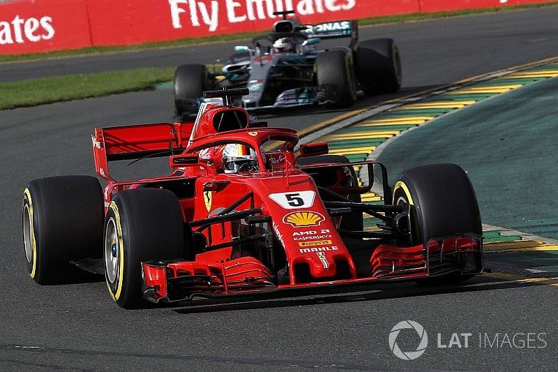 Sebastian Vettel, Ferrari SF71H lidera a Lewis Hamilton, Mercedes-AMG F1 W09