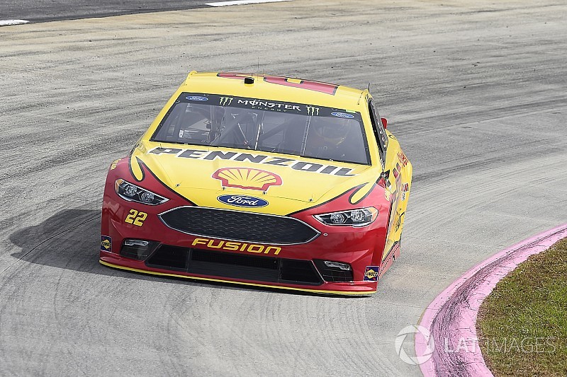 Joey Logano gana la pole en Martinsville; Truex saldrá en segundo