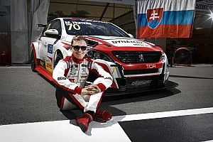 Гомола и Бьорк выиграли воскресные гонки WTCR в Вила Реале