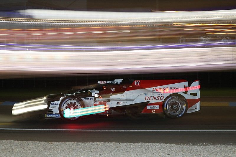 Le Mans 24 Saat - 20. Saat: #8 Toyota ve Alonso'nun liderliği sürüyor, Paul di Resta kaza yaptı