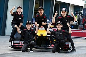 A rajtrácsgyerekek életük legnagyobb élményét élhetik át az F1-ben