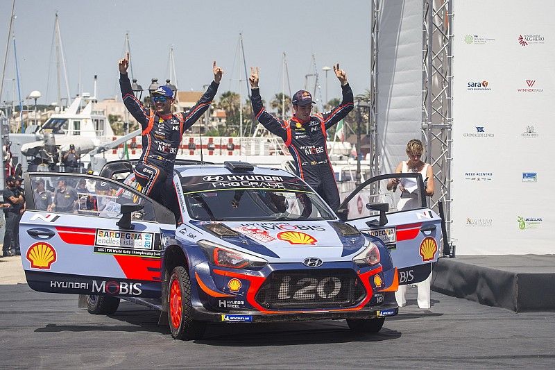 Winners Thierry Neuville, Nicolas Gilsoul, Hyundai Motorsport Hyundai i20 Coupe WRC