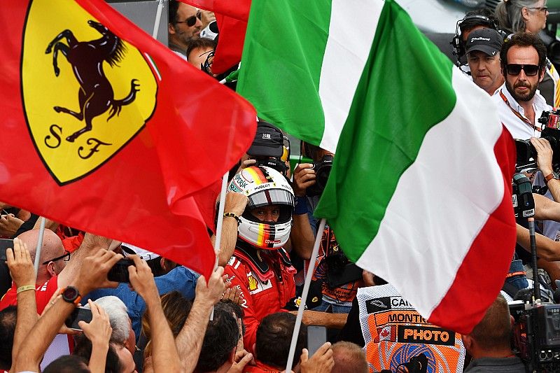 El ganador de la carrera, Sebastian Vettel, Ferrari celebra en el parque cerrado