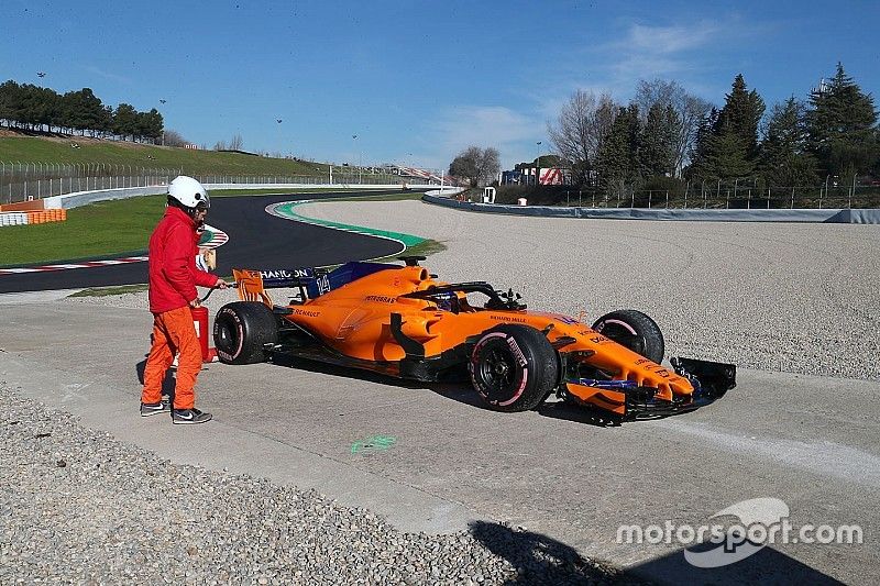 Fernando Alonso, McLaren MCL33 parado fuera de pista