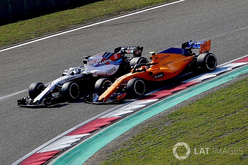 Lance Stroll, Williams FW41 en Stoffel Vandoorne, McLaren MCL33 duelleren